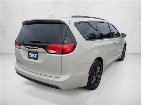 Used 2019 Chrysler Pacifica Touring-L Plus w/ Advanced Safetytec Group image 5