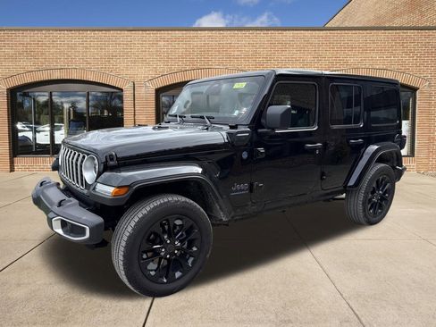 Used 2025 Jeep Wrangler Unlimited Sahara AWD/4WD image 32