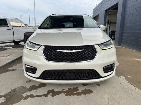 Used 2021 Chrysler Pacifica Touring-L FWD image 3