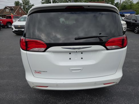 Certified 2022 Chrysler Voyager LX FWD image 5