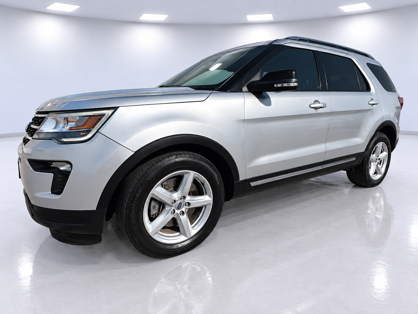 Used 2018 Ford Explorer XLT w/ Equipment Group 201A FWD image 1