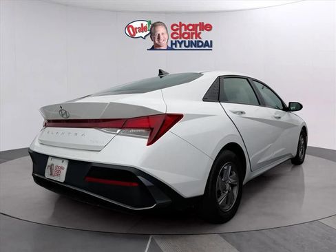 Used 2024 Hyundai Elantra SE image 3