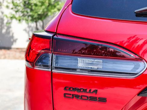 Used 2025 Toyota Corolla Cross AWD Hybrid w/ Moonroof Package image 7