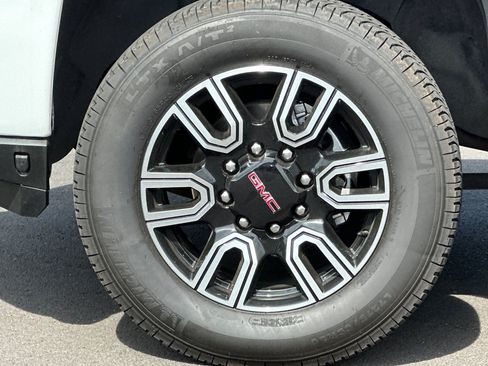 Used 2022 GMC Sierra 2500 AT4 w/ AT4 Premium Plus Package AWD/4WD image 35