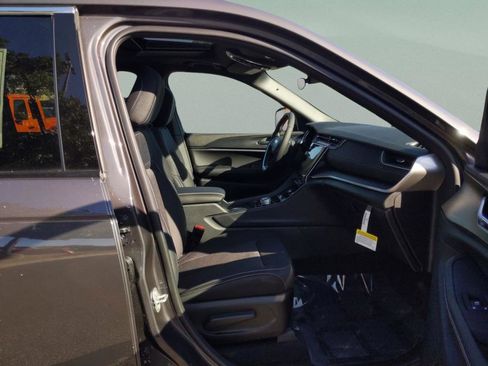 New 2025 Jeep Grand Cherokee L Laredo w/ Luxury Tech Group I RWD image 30