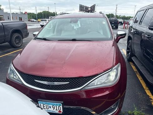 Used 2017 Chrysler Pacifica Limited w/ Advanced Safetytec Group FWD image 2
