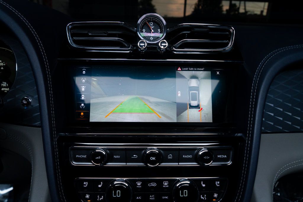 Used 2022 Bentley Bentayga AWD/4WD image 35