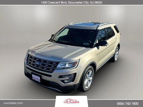 Used 2017 Ford Explorer XLT w/ Equipment Group 202A image 2
