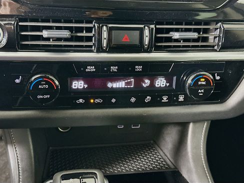 Used 2024 Nissan Pathfinder SV image 23