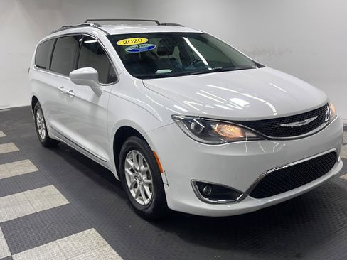 Used 2020 Chrysler Pacifica Touring-L FWD image 24