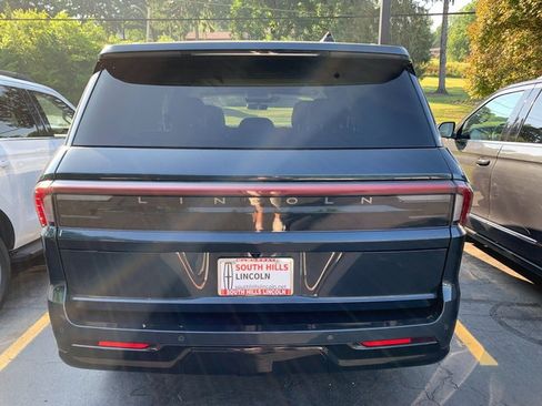 Certified 2025 Lincoln Navigator Reserve AWD/4WD image 3