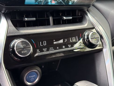 Used 2022 Toyota Venza LE AWD/4WD image 26