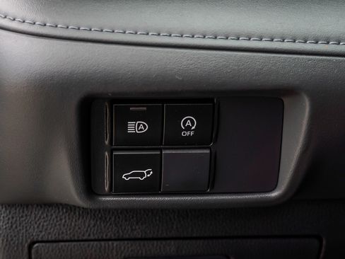 Used 2023 Toyota Highlander LE FWD image 18