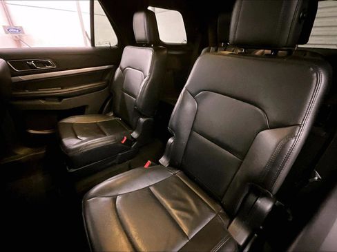Used 2018 Ford Explorer XLT w/ Equipment Group 202A image 26