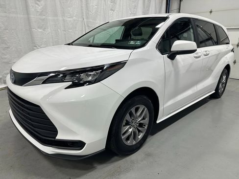 Used 2025 Toyota Sienna LE FWD image 3