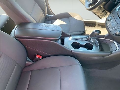 Used 2016 Chevrolet Malibu LT FWD image 39