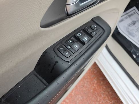 Used 2024 Chrysler Pacifica Touring-L FWD image 11