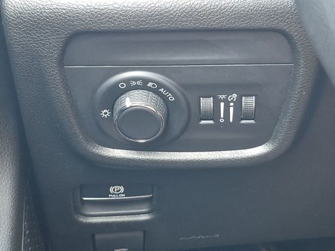 Used 2023 Jeep Grand Cherokee Laredo RWD image 17