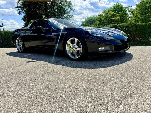 Used 2005 Chevrolet Corvette Coupe w/ Preferred Equipment Group RWD image 3