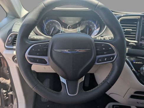 Used 2023 Chrysler Pacifica Touring-L FWD image 22