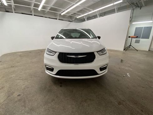 Used 2024 Chrysler Pacifica Touring-L image 9