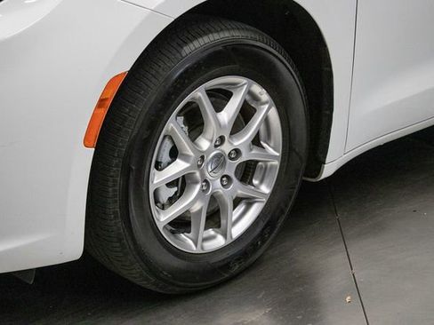 Used 2024 Chrysler Pacifica Touring-L FWD image 8