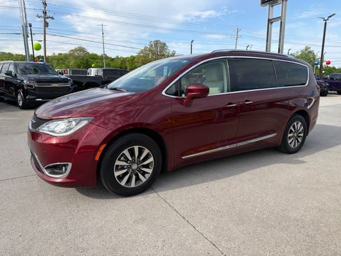 Used 2020 Chrysler Pacifica Touring-L Plus FWD image 5