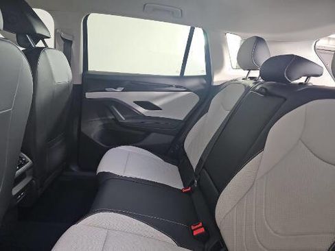 Used 2025 Volkswagen Tiguan SE FWD image 13