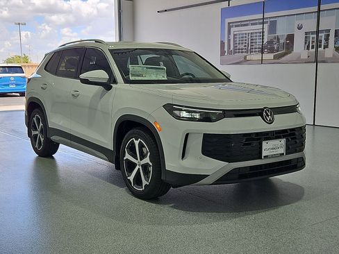 New 2026 Volkswagen Tiguan SE FWD image 2