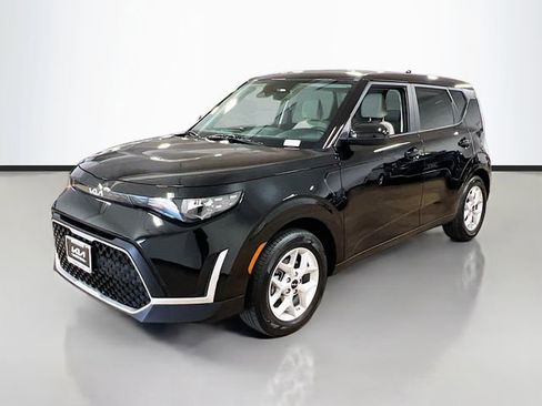 Certified 2025 Kia Soul LX w/ LX Technology Package FWD image 3