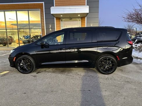 Used 2023 Chrysler Pacifica Limited w/ S Appearance Package image 9