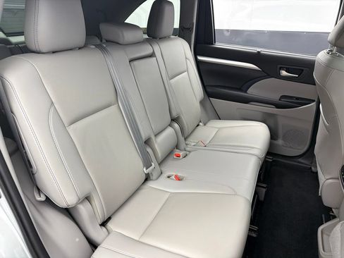 Used 2019 Toyota Highlander XLE AWD/4WD image 27