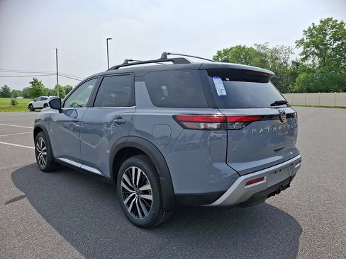 New 2025 Nissan Pathfinder Platinum image 3