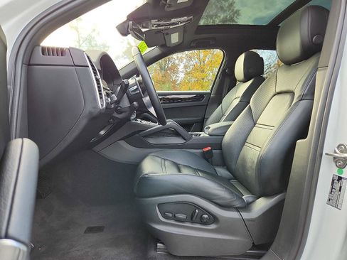 Used 2022 Porsche Cayenne Platinum Edition image 13