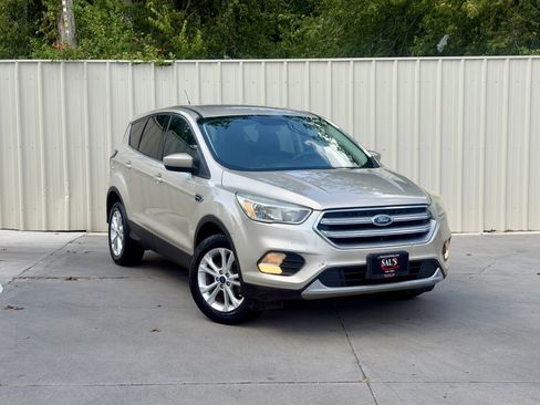 Used 2017 Ford Escape SE FWD image 1