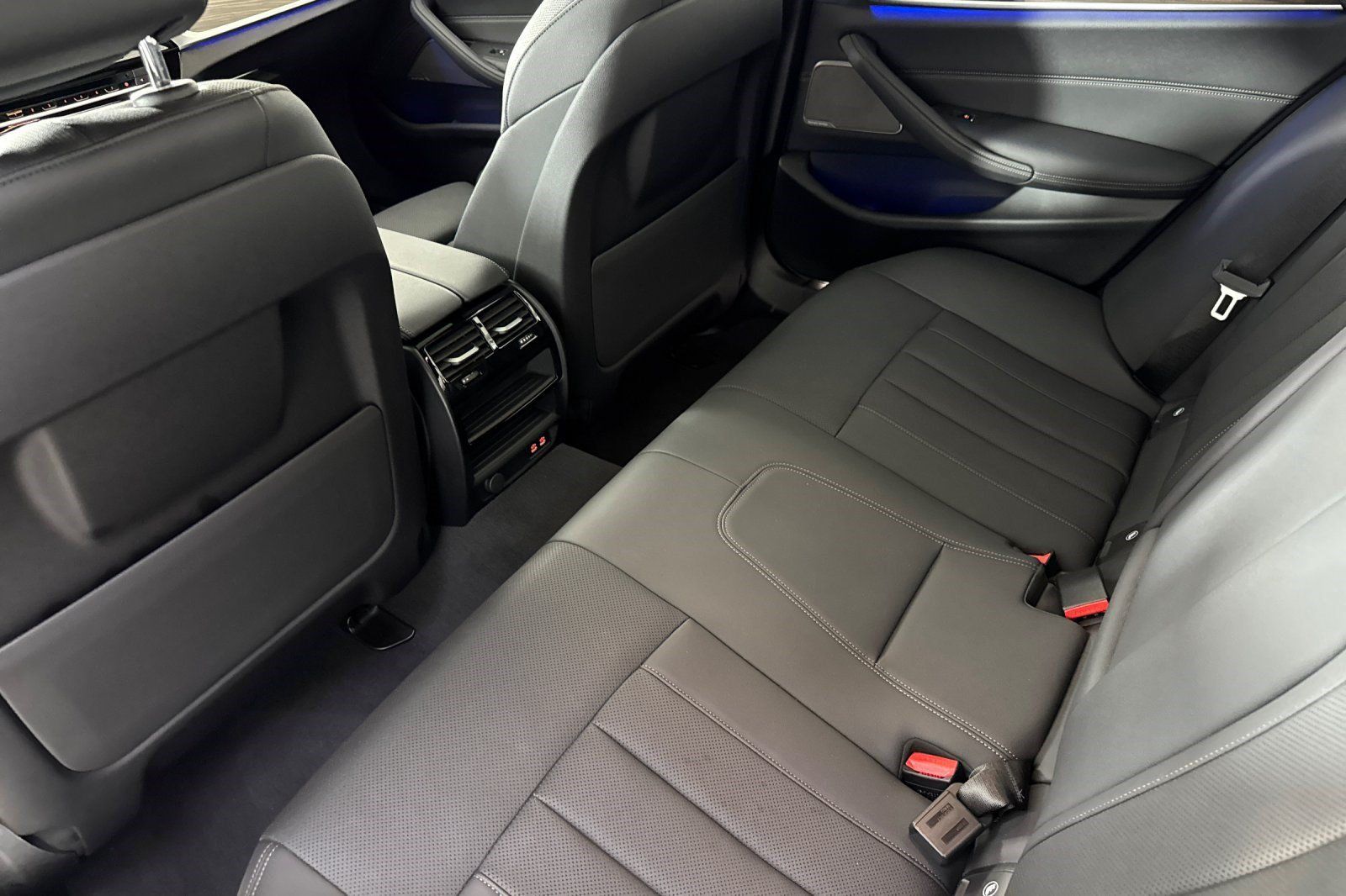 Used 2023 BMW 540i w/ M Sport Package RWD image 25