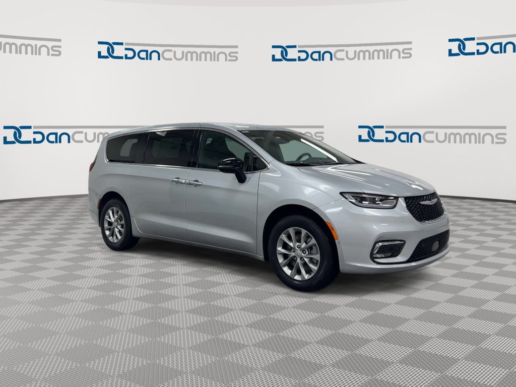 New 2026 Chrysler Pacifica Select AWD/4WD image 2