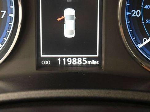 Used 2017 Toyota Corolla SE FWD image 4