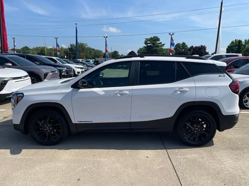 Used 2023 GMC Terrain SLE w/ Driver Convenience Package FWD image 9