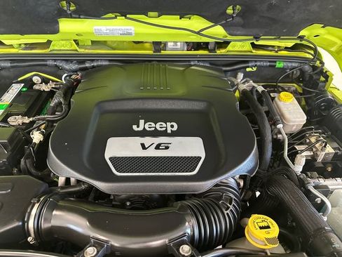 Used 2017 Jeep Wrangler Sahara w/ Connectivity Group AWD/4WD image 26