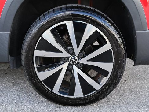 Used 2022 Volkswagen Taos SE w/ Panoramic Sunroof Package image 8