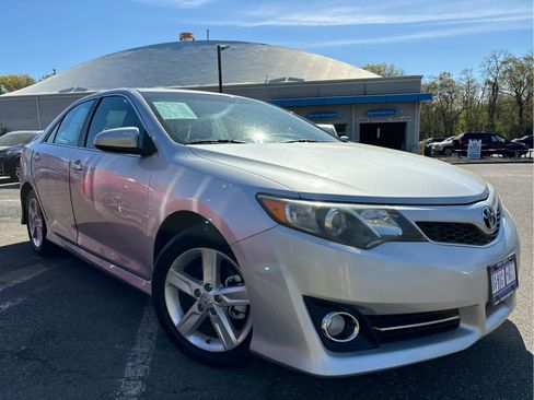 Used 2014 Toyota Camry SE image 2