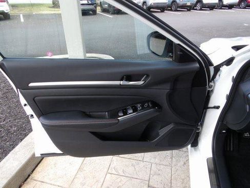 Used 2025 Nissan Altima 2.5 SR w/ SR Premium Package image 19