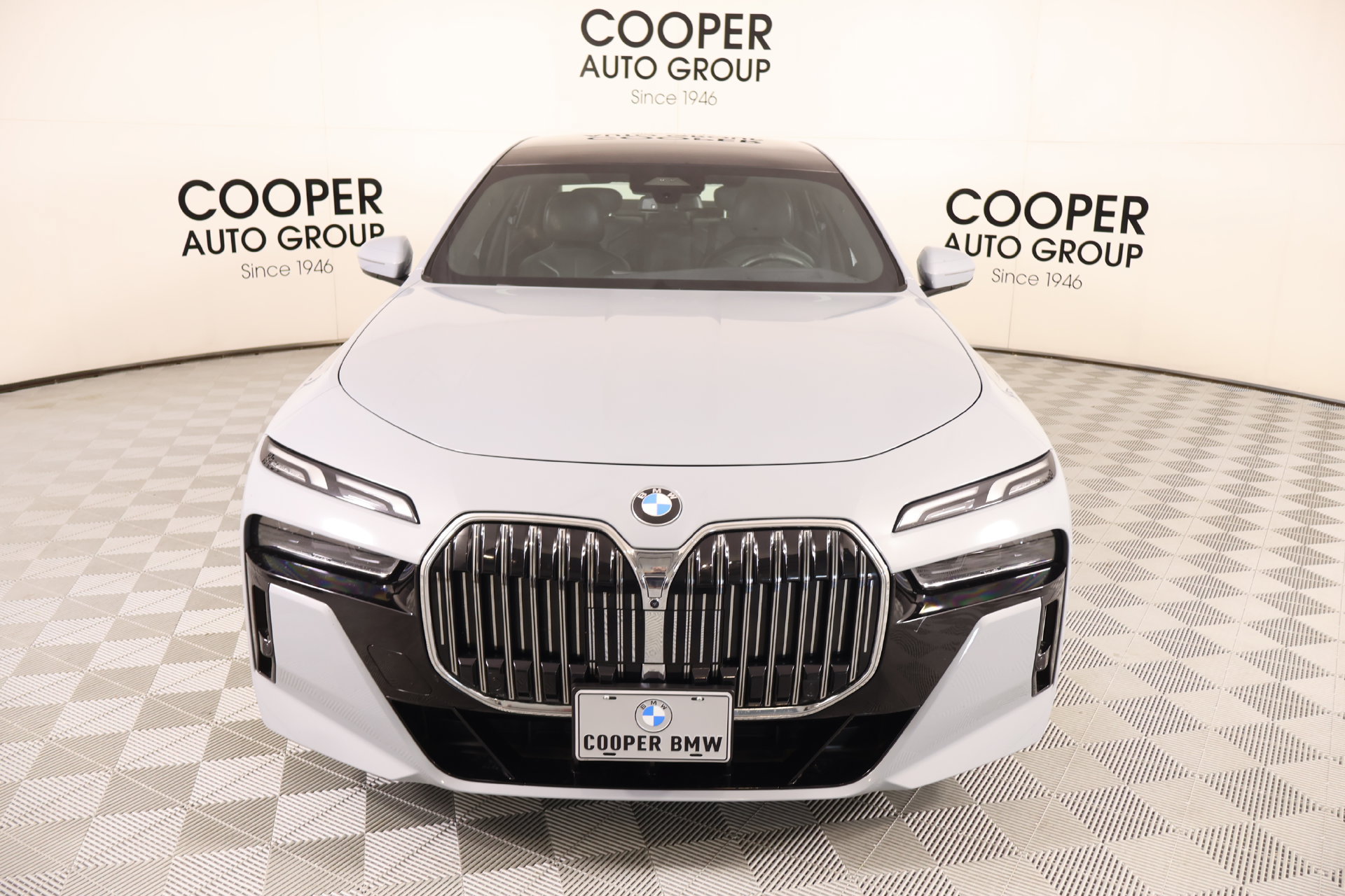 Used 2024 BMW 760i xDrive w/ Premium Package AWD/4WD image 9