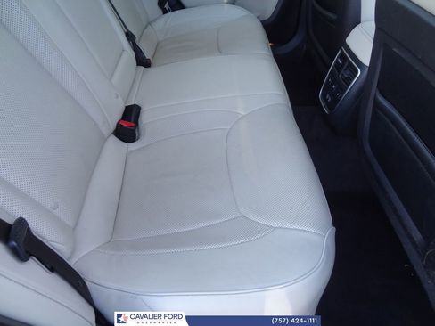 Used 2016 Chrysler 300 C image 10