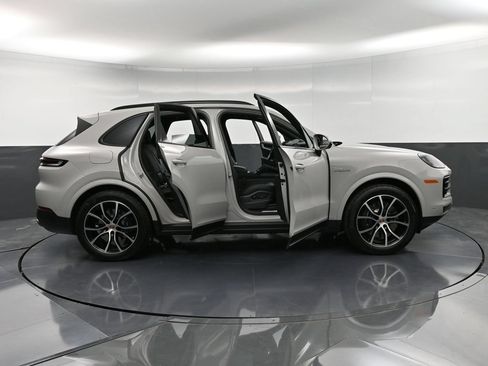 Certified 2026 Porsche Cayenne E-Hybrid AWD/4WD image 37