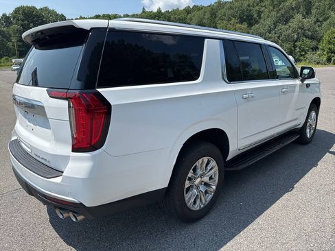 Used 2024 GMC Yukon XL Denali AWD/4WD image 3