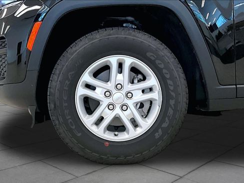 Used 2023 Jeep Grand Cherokee Laredo AWD/4WD image 10