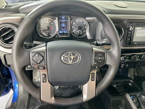 Used 2018 Toyota Tacoma SR5 AWD/4WD image 11