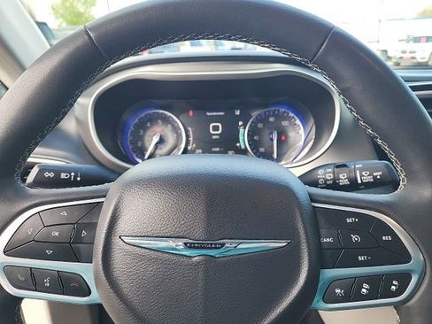 Used 2023 Chrysler Pacifica Touring-L FWD image 6
